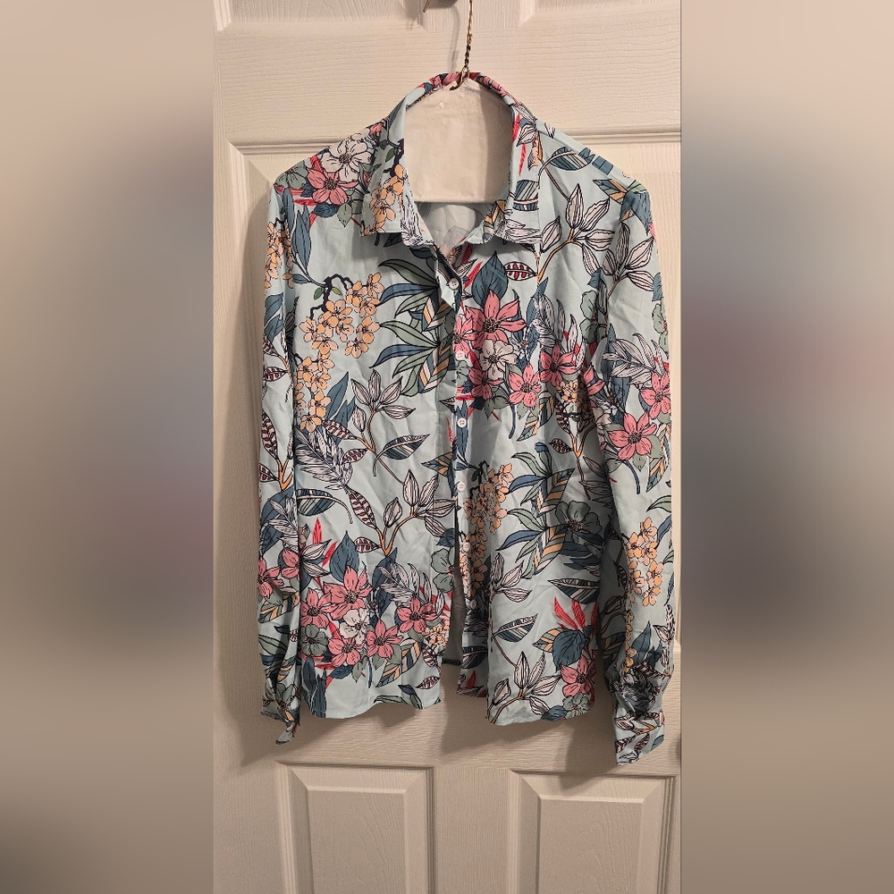 Fashion Says Me Too ladies button up blouse.  Size Large NWT
